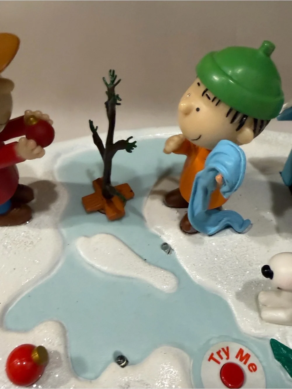 2015 Kurt Adler Peanuts Christmas Animated Table Piece, Snoopy, Charlie & Linu
